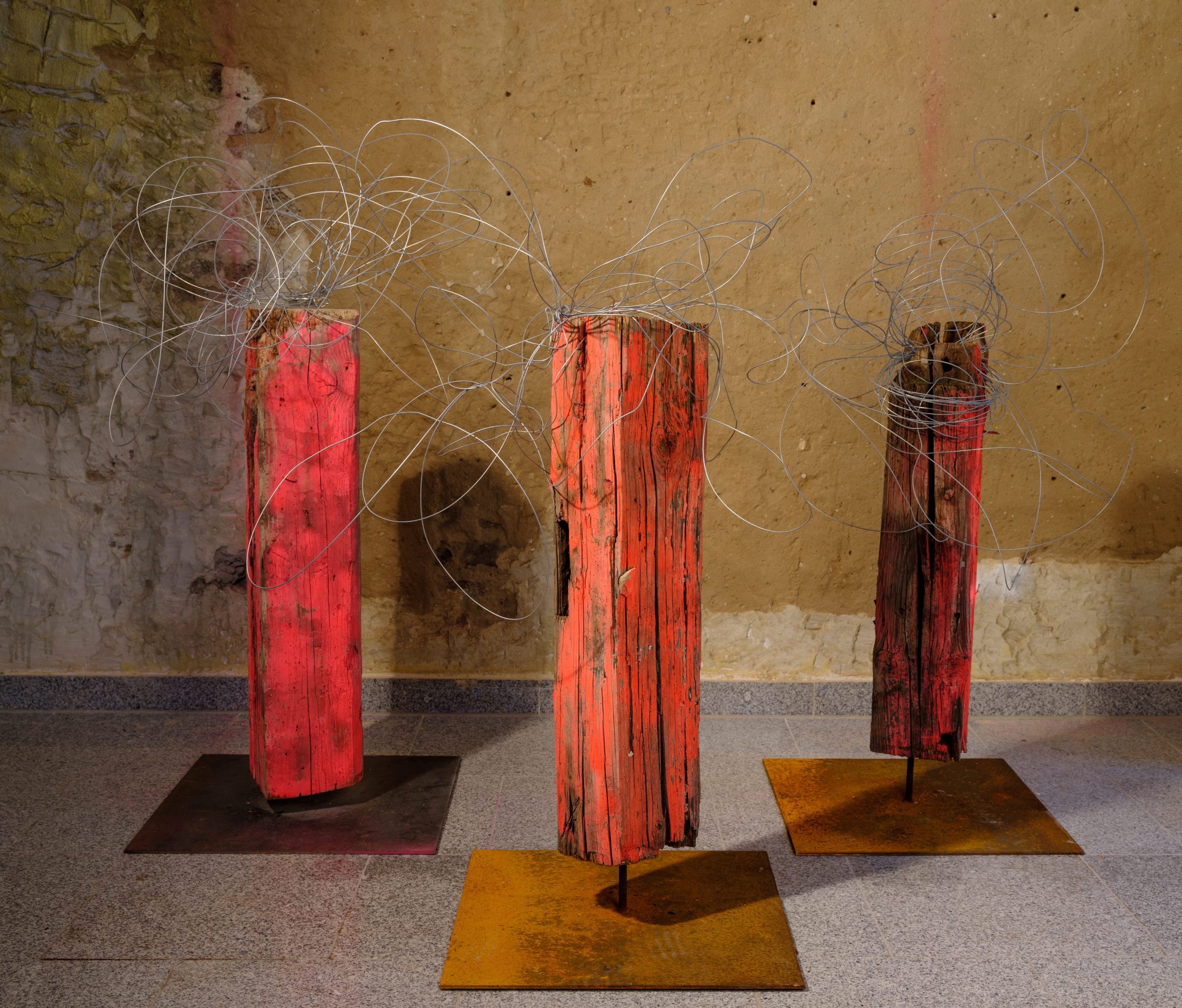 Drei Objekte aus Zaunmaterial